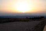 Letztes Abendlicht auf dem Brocken; die Sonne schickt sich an, hinter einer fernen Wolkenwand zu versinken...