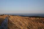 Warmer Augustabend auf dem Brocken; Blick vom Gipfelrundweg am Abend des 19.08.2012 in Richtung Osten ber die Hohneklippen, den Erdbeerkopf, die Heinrichshhe und den Ostharz bis zur Hainleite und dem Kyffhuser in Thringen.