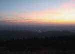 Vor Sonnenaufgang auf dem Brocken: Der Nordharz und das Harzvorland im Morgenrot; Blick am frhen Morgen des 28.08.2012 von der Treppe des Brockenhauses ber das Ilsetal, Ilsenburg am Harzrand Richtung Elm, Lappwald und Kraftwerk Buschhaus bei Helmstedt