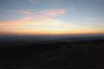 Vor Sonnenaufgang auf dem Brocken: Der Harz und das nordstliche Harzvorland im Morgenrot; Blick am frhen Morgen des 28.08.2012 von der Treppe des Brockenhauses Richtung Osten