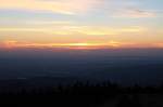 Vor Sonnenaufgang auf dem Brocken: die Sonne zeigt sich als zartes Glhen am Horizont ber Wernigerode und dem nordstlichen Harzvorland. Aufnahme vom frhen Morgen des 28.08.2012 von der Treppe des Brockenhauses aus