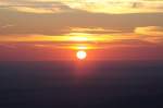 Die Sonne ist aufgegangen; Blick am frhen Morgen des 28.08.2012 von der Treppe des Brockenhauses ber das nordstliche Harzvorland