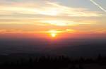 Sonnenaufgang auf dem Brocken, die Sonne steht über Wernigerode und dem nordöstlichen Harzvorland; Aufnahme vom frühen Morgen des 28.08.2012 von der Treppe des Brockenhauses