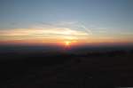 Sonnenaufgang auf dem Brocken; Blick am 28.08.2012 von der Treppe des Brockenhauses ber den Harz, Wernigerode und das nordstliche Harzvorland