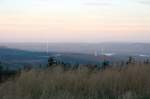 Auf dem Brocken im ersten Morgensonnenlicht; Blick am frhen Morgen des 28.08.2012 vom Gipfelrundweg Richtung Westen ber Torfhaus mit seinen Riesenantennen und Bergreihen des westlichen Oberharzes