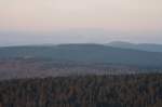 Auf dem Brocken im ersten Morgensonnenlicht; Blick am frhen Morgen des 28.08.2012 vom Gipfelrundweg Richtung Sdwesten ber den Bergrcken der Achtermannshhe, den Rehberg, Berge des Sdharzes bis zum ca. 85 km entfernten Basalttafelberg  Hoher Meiner  in Hessen (Bildmitte am Horizont).