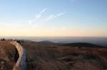 Auf dem Brocken nach Sonnenaufgang; Blick am frhen Morgen des 28.08.2012 vom Gipfelrundweg Richtung Osten ber Hohneklippen, Erdbeerkopf und Heinrichshhe, den Ostharz bis zur Hainleite und dem