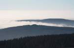 Die Rcken von Knigsberg, Achtermannshhe und Rehberg ragen aus einem Hochnebelmeer; Blick am Mittag des 16.11.2012 vom Gipfelrundweg des Brocken Richtung Sdwesten...