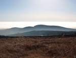 Inversionswetterlage in Norddeutschland; nur die hchsten Harzer Berge ragen aus einem gewaltigen Hochnebelmeer: Blick am frhen Nachmittag des 16.11.2012 vom Brockenrundweg Richtung Sden ber Knigsberg und Wurmberg...