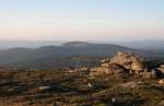 Der Wurmberg und die  Teufelskanzel  nach Sonnenaufgang - Blick am Morgen des 03.09.2011 vom Gipfelrundweg des Brocken Richtung Sden...