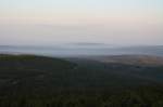 Der  Auf-dem-Acker -Berg ragt aus Nebelschwaden heraus; Blick am frühen Morgen des 19.06.2013 vom Gipfelrundweg des Brocken...