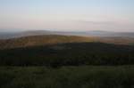 Knigsberg und Bergreihen des Sdwestharzes in der frhen Morgensonne des 19.06.2013; Blick vom Gipfelrundweg des Brocken...