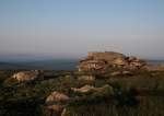 Die  Teufelskanzel  auf dem Brockengipfelplateau am frhen Morgen des 19.06.2013, eine fr die Gegend typische und ganz natrliche wollsackverwitterte Felsformation mit vllig unzutreffendem Namen.