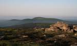 Wurmberg und  Teufelskanzel  im Schein der frhen Morgensonne; Blick am 19.06.2013 vom Gipfelrundweg des Brocken Richtung Sden...