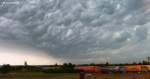 Im Osten ist es noch hell, von Westen her türmen sich die Wolken gespenstisch und bald setzt der Regen ein, gesehen auf dem Rastplatz an der A 38 in Sachsen-Anhalt / Juni 2013