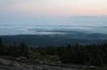 Ein Wolkenmeer bedeckt Norddeutschland rund um den Harz; Blick am frühen Morgen des 12.07.2013 vor Sonnenaufgang von der Treppe des Brockenhauses...