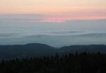 Vor Sonnenaufgang auf dem Brocken; Blick am 12.07.2013 von der Treppe des Brockenhauses Richtung Nordosten...