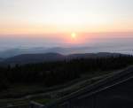 Sonnenaufgang auf dem Brocken: Die Sonne hat sich ber ein endloses Wolkenmeer ber Norddeutschland gehoben; Aufnahme vom 12.07.2013 von der Treppe des Brockenhauses...