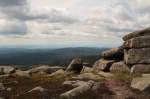 Blick vom Brocken mit seinen Felsformationen ber den Sdwestharz bis zu den Kasseler Bergen mit dem Hohen Meiner am Horizont (Bildmitte); Aufnahme um die Mittagszeit des 10.06.2012 vom