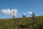 Wie eine Rakete aus  Peterchens Mondfahrt  sieht der Antennenmast der Telekom auf dem Brocken aus; daneben die Panoramaetage des Hotels ( Brockenherberge ); Aufnahme vom Vormittag des 17.07.2013 vom