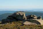 Weiter Blick vom Brocken am frhen Abend des 21.07.2013 Richtung Sden: Hinter der Felsformation  Teufelskanzel  und dem Wurmberg ist der Sdharz zu sehen, dahinter bzw. darber die Hainleite in Thringen und darber am Horizont das Mittelgebirge Thringer Wald mit dem markanten  Groen Inselsberg  rechts neben dem Bildrand; In der Mitte ber dem Wurmberggipfel die hchsten Berge des Thringer Walds, links daneben entfernt sich das Thringische Schiefergebirge und nrdliche Vorberge bis zu ca. 150 km...