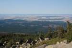 Beinahe grenzenlose Weite auf dem Brocken am Nachmittag des 21.07.2013: Die Sicht geht ber den Nordharz, das Harzvorland, den langgestreckten Elm zwischen Braunschweig und Helmstedt ca.