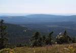 Weiter Blick vom Brocken am Nachmittag des 21.07.2013 Richtung SWW: Hinter dem langgestreckten Bergrcken des  Auf dem Acker  ist in der Ferne die Weserberglandschaft Reinhardswald zu sehen, ca. 80 - 82 km entfernt; in der Bildmitte am Horizont heben sich daraus die Kasseler Berge (Hoher Habichtswald, Hoher Drnberg, Groer Brenberg)empor, ca. 105 - 125 km entfernt...