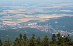 Weiter Blick vom Brocken Richtung Osten am Nachmittag des 21.07.2013: Unten am Harzrand liegt Wernigerode mit seinem Schloss auf dem Agnesberg, parallel dazu ist im oberen Bilddrittel die ca. 30 - 35 km entfernte Stadt Halberstadt zu sehen; deutlich erkennt man die Trme seiner mittelalterlichen Kirchen, die schlanken linken sind die vom gotischen Dom...