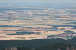 Weiter Blick vom Brocken am Nachmittag des 21.07.2013 Richtung Nordosten: Unten rechts die Vorstadt von Wernigerode am Harzrand, darber links im oberen Bilddrittel der langgestreckte Hhenzug des