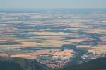 Weiter Blick vom Brocken am Nachmittag des 21.07.2013 Richtung Norden: Unten Ilsenburg am Harznordrand, darber in der Bildmitte unter dem Horizont das gewaltige Kraftwerk Buschhaus zwischen Schningen und Helmstedt mit seinem riesigen 307 m hohen Schornstein; dahinter drfte die Sicht ca. 120 - 140 km weit gehen...