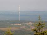 Blick vom Brocken am Morgen des 17.07.2013 Richtung Westen: In der Bildmitte sieht man den Ort Torfhaus auf ca. 800 m, dahinter steht eine der beiden riesigen ca. 250 m hohen Antennen; im Hintergrund ist die Doppelstadt Clausthal-Zellerfeld auf der Harzhochflche zu erkennen...