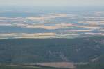 Weite Sicht vom Brocken am Nachmittag des 21.07.2013: Blick von der Treppe des Brockenhauses bis in die Braunschweiger Gegend ( im oberen Bildviertel rechts neben den weien Trmen einer Industrieanlage liegt die ber 50 km entfernte Stadt Braunschweig, darunter Wolfenbttel) und weit darber hinaus; die Sicht in die norddeutsche Tiefebene drfte 120 - 140 km weit gehen... Manchmal sieht man auch die ca. 200 km entfernte Grostadt Hamburg am Horizont - allerdings nur mit dem Fernrohr...