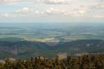 Weite Sicht vom Brocken um die Mittagszeit des 10.06.2012: Blick von der Treppe des Brockenhauses Richtung Norden ber das Ilsetal und Ilsenburg bis zum Elm, dem gewaltigen Turm des Kraftwerks Buschhaus bei Helmstedt und dem Lappwald (linke Bildhlfte unter dem Horizont) und weit darber hinaus...