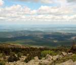 Weite Sicht vom Brocken um die Mittagszeit des 10.06.2012: Blick vom Gipfelrundweg ber den Nordharz und das Harzvorland mit einigen der ca. 80 Stdte und 600 Drfer, die man hier oben an besonders klaren Tagen sehen knnen soll: Stapelburg unten am Harzrand, die Gegend von Braunschweig und Wolfenbttel (links unter dem Horizont) und der Elm, ein langgestreckter Hhenzug zwischen Braunschweig und Helmstedt (rechts unter dem Horizont) und weit darber hinaus in die norddeutsche Tiefebene. An zahlreichen Stellen stirbt der Wald der ehemaligen Fichtenmonokulturen im Nationalpark Harz, um fr neuen Wald - Urwald - Platz zu schaffen; der Wald heilt sich hier selbst...