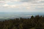 Weite Sicht vom Brocken um die Mittagszeit des 10.06.2012: Blick von der Treppe des Brockenhauses ber Wernigerode am Harznordostrand und das nordstliche Harzvorland...