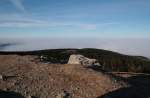 Hinter dem Kleinen Brocken liegt Norddeutschland heute unter einem endlosen Wolkenmeer; Aufnahme vom Nachmittag des 30.11.2014 vom Aussichtspunkt am Gipfelrundweg des Brocken...