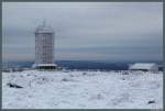 Die Wetterwarte auf dem Brocken wurde 1939 errichtet und dient noch heute als Wetterstation. Trotz der frostigen Temperaturen bot der 27.12.2014 auch eine gute Fernsicht auf den Ostharz (im Hintergrund). Die meisten Tage im Jahr ist der Gipfel in Wolken gehüllt.