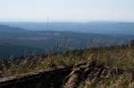 Berge des westlichen Oberharzes mit Torfhaus und seinen riesigen Antennen im Gegenlicht der Nachmittagssonne; im Hintergrund geht der Blick bis zu den 70 - 80 km entfernten Weserberglandschaften Solling und Vogler. Aufnahme vom 21. Juli 2013 auf dem Gipfelrundweg des Brocken