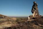 Bizarre Skulptur des sog.  Königsteins , eines Teils der Teufelsmauer bei Neinstedt; im Hintergrund die Weite des nordöstlichen Harzvorlands. Aufnahme vom Nachmittag des 03.11.2015 auf dem Teufelsmauerstieg...