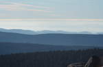 Abendstimmung am 5.12.2016 auf dem Brocken; in der Ferne ragen langgestreckte Höhenzüge des Eichsfelds im Grenzbereich zwischen Thüringen und Hessen aus einem Nebelmeer...