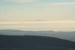 Abendstimmung am 05.12.2016 auf dem Brocken; über dem dunklen Bergrücken des Wurmbergs und südharzer Bergen ragt in der Ferne am Horizont der  Große Inselsberg , der bekannteste