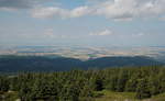 Das nördliche Harzvorland bis zum Höhenzug des Elm (linke Bildhälfte unter dem Horizont) und dem Kraftwerk Buschhaus bei Helmstedt (in der Bildmitte unter dem Horizont); Blick vom Brocken am frühen Abend des 08.07.2017 Richtung Norden. In der Bildmitte am Fuß der Berge Ilsenburg...