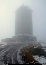 Blick auf die Wetterstation Brocken bei dichtem Nebel und Temperaturen knapp über dem Gefrierpunkt. Auch wenn man es hier nicht vermutet, lag dort noch viel Schnee. [10.3.2018 | 11:49 Uhr]