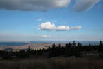 Abendstimmung auf dem Brocken mit Blick Richtung Ostharz; zu sehen sind die ungeheuren Waldschäden auf den Hohneklippen.