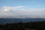 Blick vom Brocken über das Ilsetal mit Ilsenburg am Harzrand über das nördliche Harzvorland; man sieht die katastrophalen Waldschäden im Nordharz, während der Brockenurwald