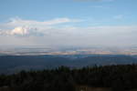 Blick vom Brocken über das Ilsetal mit Ilsenburg am Harzrand über das nördliche Harzvorland; man sieht die katastrophalen Waldschäden im Nordharz, während der Brockenurwald mit seinen föhrenartigen meist mehrere Jahrhunderte Jahre alten Bäumen, die schon soviel erlebt und überstanden haben, offensichtlich von dieser durch die Klimaveränderungen ausgelösten Waldschäden nicht oder kaum betroffen ist... 