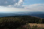 Blick vom Brocken Richtung Norden über den sog.  Kleinen Brocken und Bad Harzburg am Harzrand über das nördliche Harzvorland; Aufnahme vom frühen Abend des 19.08.2020... 