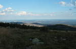 Blick vom Brocken Richtung Südosten zu den Hohneklippen und über den Ostharz; man sieht die gewaltigen Waldschäden auf den Hohneklippen, auf der Heinrichshöhe (rechts) und im Ostharz. Aufnahme vom frühen Abend des 19.08.2020... 