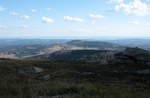 Blick vom Brocken nach Süden bis zum Thüringer Wald am Horizont, aber das Wurmbergmassiv sieht schrecklich aus: Viel rotbraun verfärbter totkranker oder toter Wald und riesige gerodete Flächen infolge der heissen und zu trockenen Sommer der letzten Jahre; Aufnahme vom frühen Abend des 19.08.2020... 