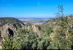 La Viershöhe, Stempelstelle 72 der Harzer Wandernadel, mit der Stadt Thale im Hintergrund.